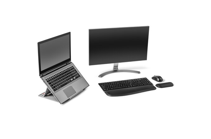 Notebook na podložke externý monitor, externá klávesnica a myš.