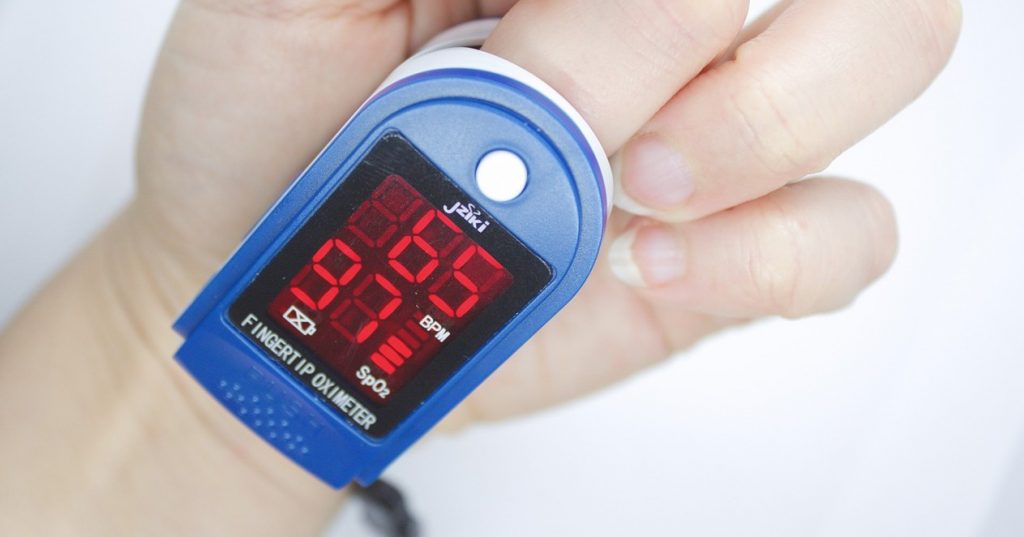 Pulzný oximeter meria saturáciu krvi kyslíkom a pulz